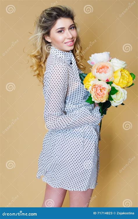 Beau Portrait De Femme Avec Le Bouquet De Fleurs Image Stock Image Du