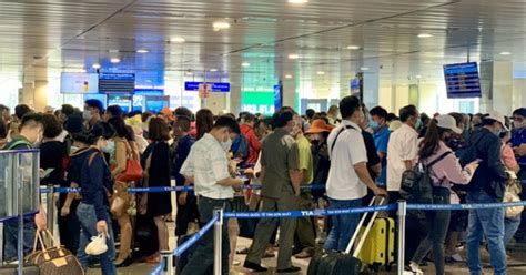 Có được gửi xe qua đêm tại sân bay tân sơn nhất không?. Hành khách "vật vã" khi qua cửa an ninh sân bay Tân Sơn Nhất