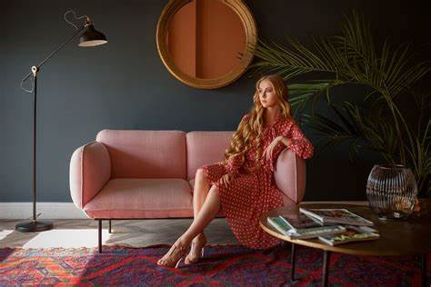 Обои на рабочий стол Девушка Поли сидит в комнате на диванчике Картинка - Обои на рабочий стол Девушка Поли сидит в комнате на диванчике