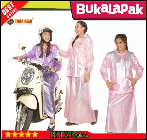 Kebanyakan jas hujan dibuat dengan warna terang untuk memudahkan pemakainya terlihat saat hujan lebat. Gambar Orang Pake Jas Hujan Lucu
