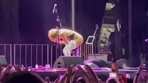 Popular Singer Pulls Down Her Pants Live On Stage Pees On Male Fans