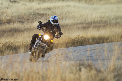 Posee motor crossplane de 689cc, frenos abs y chasis ligero y compacto. 2018 Yamaha XSR700 Sport Heritage First Ride Review