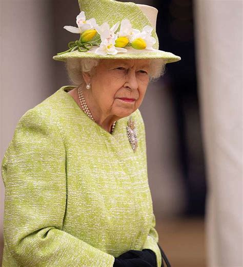 Rainha Elizabeth II aparece sem máscara em evento após receber a