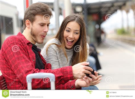 Reviewed by louise farrell on july 28, 2021 rating: Par Som Spelar Lekar Med En Smart Telefon I En Drevstation ...