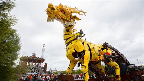 Machines de l'île de Nantes : le cheval dragon marche sur Pékin ...