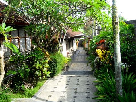 ᬩᬮᬶ) is a province of indonesia and the westernmost of the lesser sunda islands. Ciri Ciri Konsep Reka Bentuk Landskap Bali