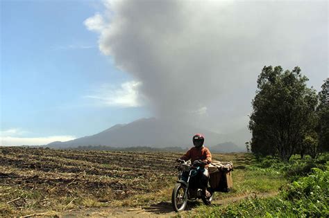 Volcano Erupts Mildly In Indonesias Bali Airport Closes For A While Daily Sabah