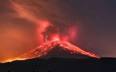 El material de video se toma de las redes sociales. Volcán Popocatépetl: impresionante imagen de explosión en ...