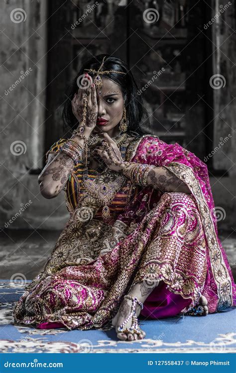 Indische Frau Im Traditionellen Kleid Stockbild Bild Von Indien Hennastrauch 127558437