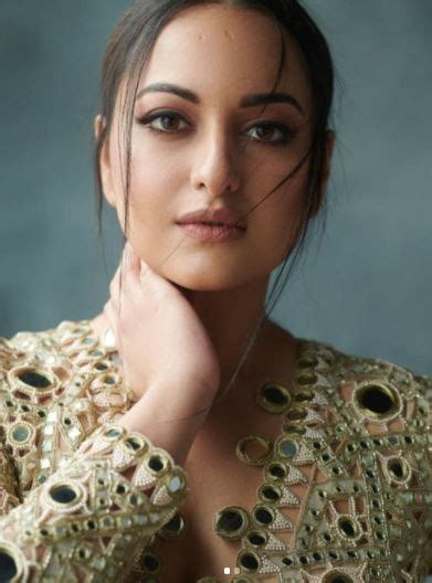 Sonakshi Sinha Latest Photoshoot In Mirror Top Went Viral On Social Media सितारों से सजे टॉप