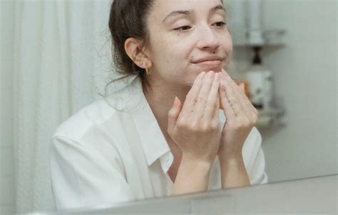 Почему очень сильно шелушится и краснеет кожа на лице у женщин