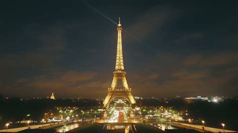 La Tour Eiffel De Nuit Hellotickets