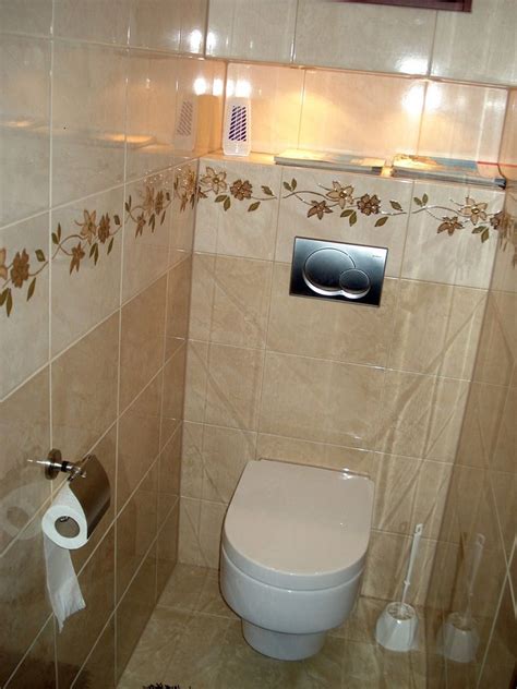 Entre las ideas para decorar baños pequeños más populares, destacan el uso de espejos para ampliar el espacio, la elección de un tocador de baño con una encimera con poca profundidad, los inodoros. Pin en Cuartos de baño, diseño y decoración