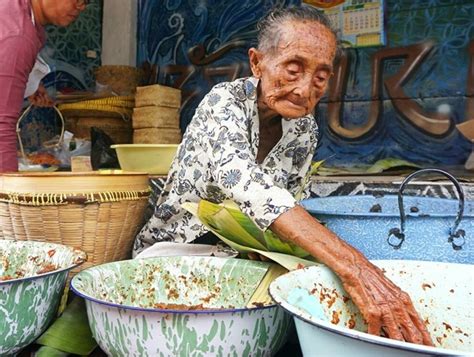 Pada video kali ini topiknya adalah penjual ludah. Kisah Mbah Lindu, Penjual Gudeg Tertua di Jogja yang ...