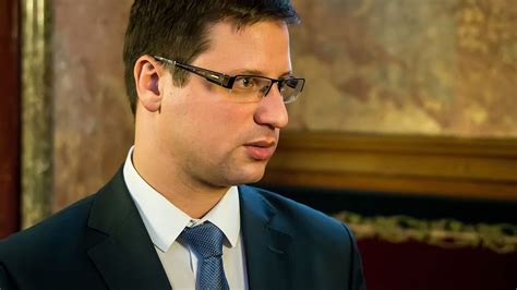 Gulyás gergely miniszter szerint felgyorsítják a vendéglátósok által igényelt bértámogatások kifizetését, és bejelentette, hogy 45 milliárdos kerettel új program indul a falusi kisboltok támogatására. Gulyás Gergely: Ha a Momentum nem éri el a fél százalékot ...