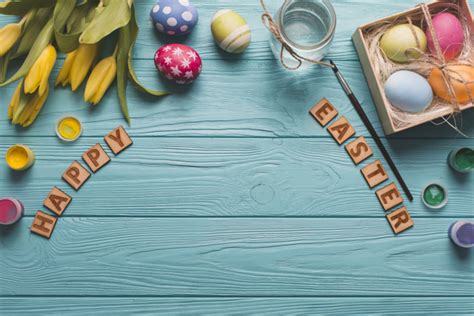 Do you have a certain person in mind that you want to thank for being in your life this easter? Happy easter writing near eggs and paint | Free Photo