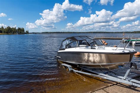 Types Of Boats For Lakes Deck Boats Pontoons Fishing Boats More