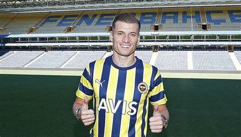 Fenerbahçe nin eski yıldızı Süper Lig devine imza atmak için Türkiye ye