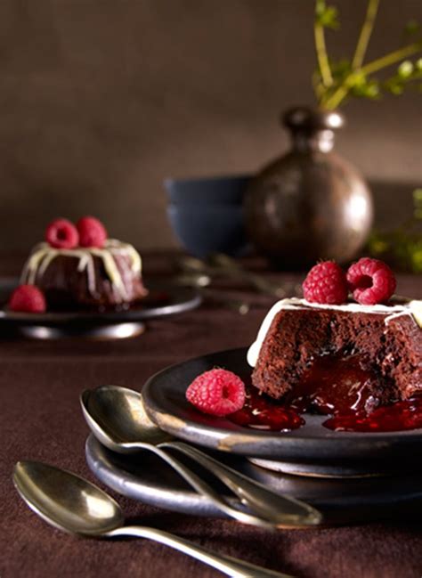 Oetker in den beiden sorten choco lava und salted caramel lava. Choco-Lava mit Himbeersoße | Rezept | Lavakuchen, Lecker ...