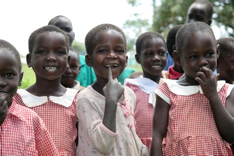 Burundi ist eines der kleinsten länder afrikas, gleichzeitig jedoch mit knapp elf millionen rund drei viertel der burundischen bevölkerung leben in armut, 90 prozent der burundier betreiben. Burundi - Länderinformation. Aktion Deutschland Hilft