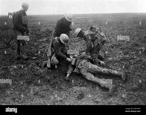 soldados canadienses que se ocupan de un alemán caído en el campo de batalla en la batalla de