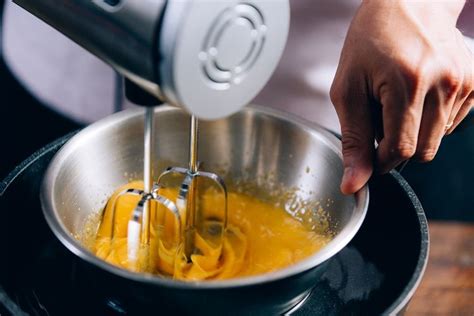 Untuk bahan siropnya, terlebih dahulu masak air dan gula pasir sampai gula larut, lalu dinginkan. Mengenal Teknik Masak Sabayon, Cara Matangkan Telur dengan ...
