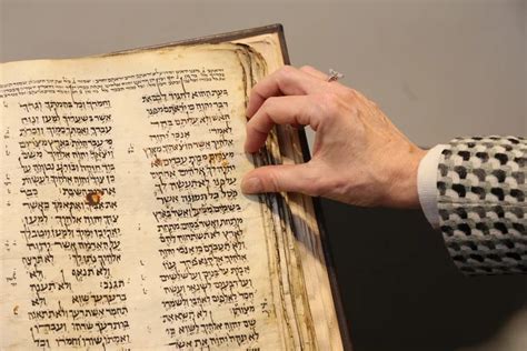 ¿quién Da Más La Biblia Hebrea Más Antigua Irá A Subasta Por Millones