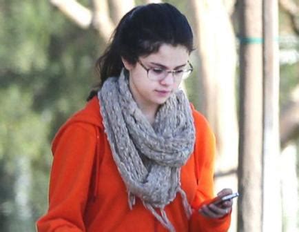 This picture of selena without makeup is seen when she was out in public with her friends. 8 Pictures Of Selena Gomez Without Makeup | Styles At Life