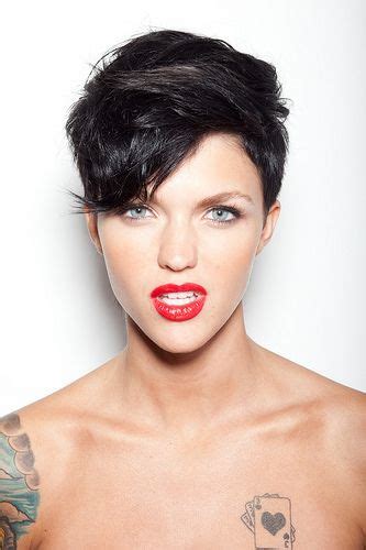 Ruby rose slips into biker leathers as she debuts new lighter 'do ruby rose had plenty to smile about when she rocked up at the extra tv studios in hollywood on wednesday to be greeted by a horde of excited fans and a gang of security guards. Kurzhaarfrisuren Ruby Rose Frisur - Frisur