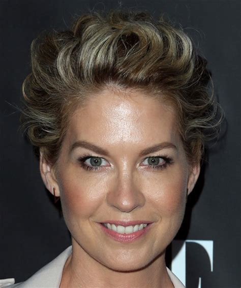 jenna elfman short wavy formal layered pixie hairstyle dark blonde hair color with blonde