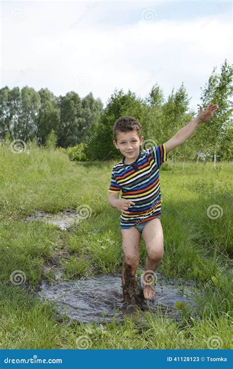 Courses Aux Pieds Nus De Gar On Par Un Magma Photo Stock Image