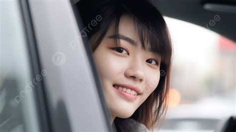 รูปพื้นหลังหญิงสาวชาวเอเชียจากเกาหลีใต้มองเข้าไปในกระจกรถ พื้นหลัง คนขับสาวสวยนั่งอยู่บนเบาะ