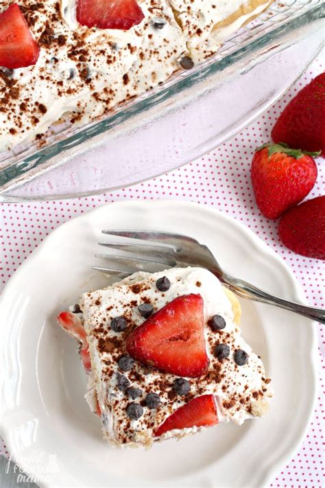 Try making this classic italian dessert with delicate vanilla and a fresh strawberry topping. Italian Desserts | Italian desserts, Strawberry cannoli ...