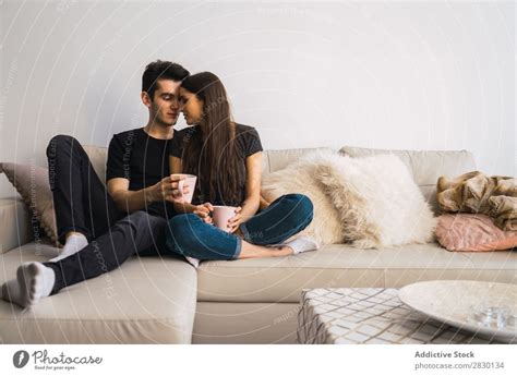 Paar Sitzt Auf Der Couch Ein Lizenzfreies Stock Foto Von Photocase