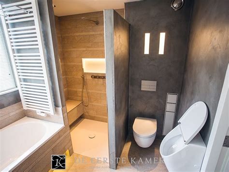 de eerste kamer tegels en beton ciré zijn in deze badkamer met elkaar gecombineerd de warme