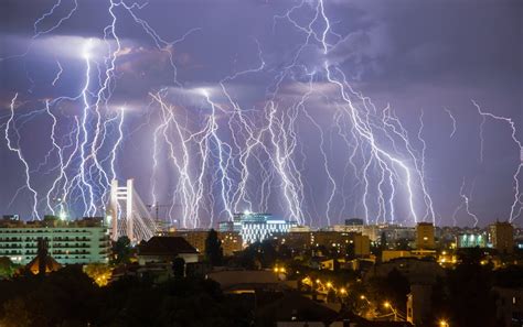 Stunning Photograph Shows Entire Lighting Storm In Single