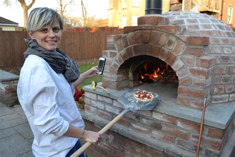 Making wood burning fire brick dome oven from free plans. Mikes brick pizza oven: Second round of pizzas!