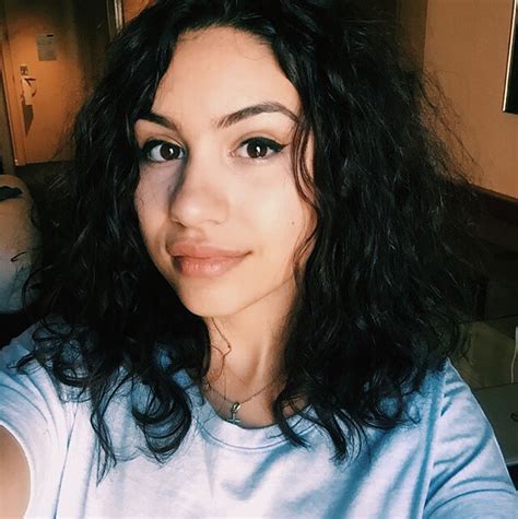 24 Pictures Of Canadian Singer Songwriter Alessia Cara Peanut Chuck