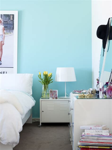 These deep blue walls are perfect for this bedroom, clearly a kid or a teenager's bedroom, and bring the intricate flooring into light by standing in contrast. beautiful south: Teenage Bedroom Decor