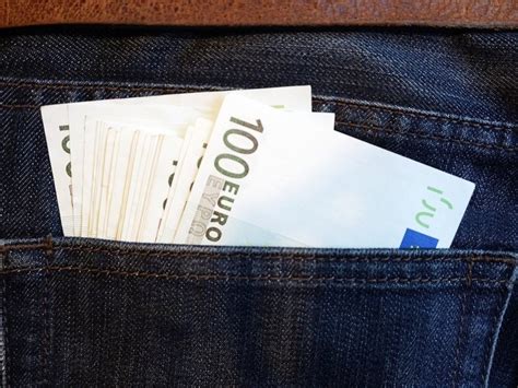Es gibt 5 euro scheine es gibt 10 euro scheine es gibt den 20 euroschein dann die 50 euro scheine dann 100 euro. ZASTER | Warum du immer einen 100-Euro-Schein dabei haben ...
