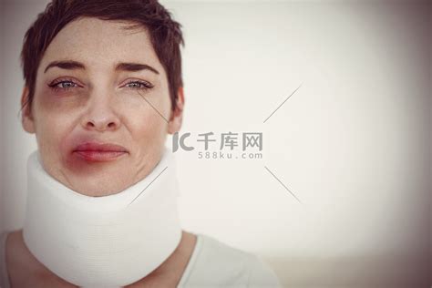 一个戴着手术衣领的悲伤女人的特写高清摄影大图 千库网
