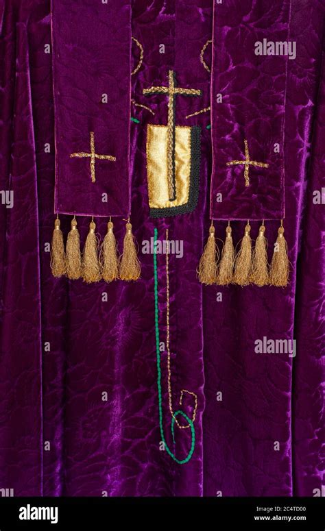 Las Vestiduras Litúrgicas Del Sacerdote Terciopelo Púrpura Con Cruces