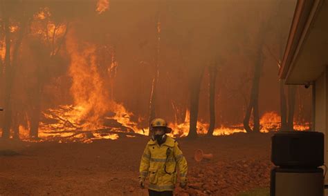 Up to 30 homes destroyed in perth hills bushfire. Perth bushfire: Australia tells thousands to leave homes ...