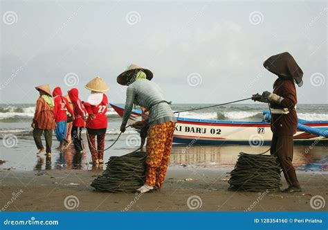 Traditional Fisherman Wife Help Her Friend Editorial Image Image Of Java Chicken