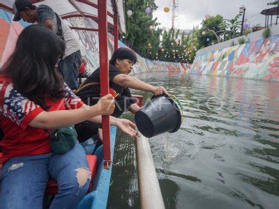 MENEBAR BENIH IKAN DI SUNGAI ANTARA Foto