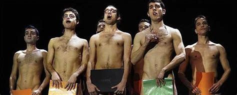 Ocho hombres desnudos desafían prejuicios desde los escenarios de Barcelona Cultura EL PAÍS