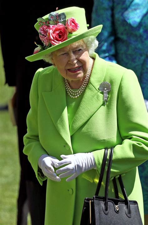 It is with deep sorrow that her majesty the queen has announced the. Queen Elizabeth II und ihr Mann, der Duke of Edinburgh ...