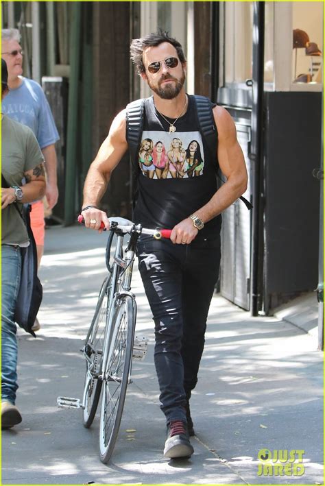 Photo Justin Theroux Steps Out In A Spring Breakers Movie T Shirt 01