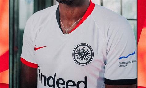 This season in bundesliga, eintracht frankfurt's form is very good overall with 15 wins, 11 draws, and 5 losses. Eintracht Frankfurt uitshirt 2019-2020 - Voetbalshirts.com