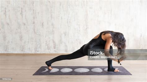 Potret Pandangan Sampingan Wanita Yogi Muda Yang Berlatih Konsep Yoga Berdiri Dalam Variasi